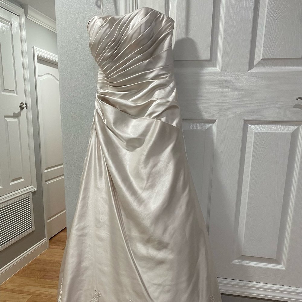 Wedding Dress - unworn/unaltered - Size 8